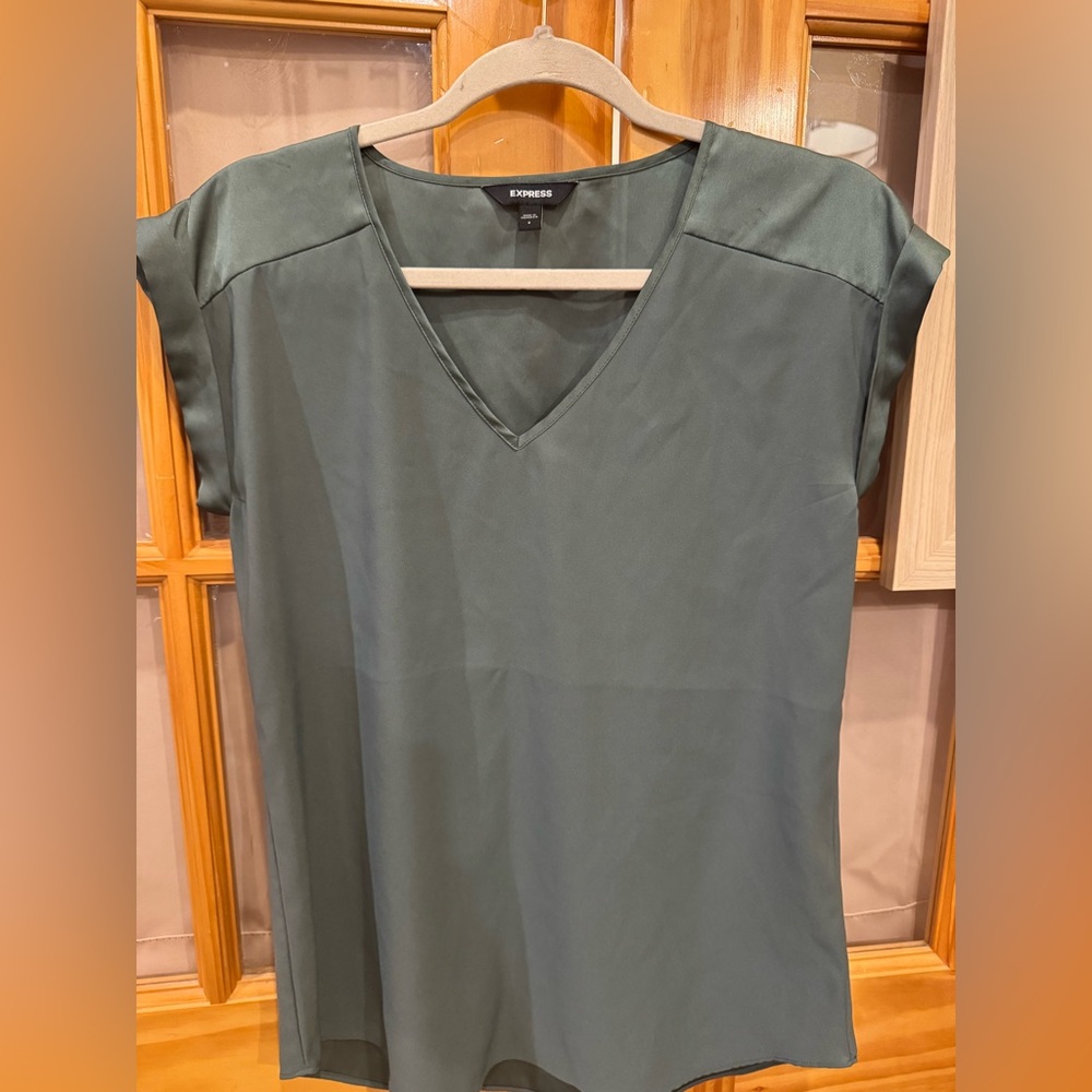 Express Gramercy V-neck tee
